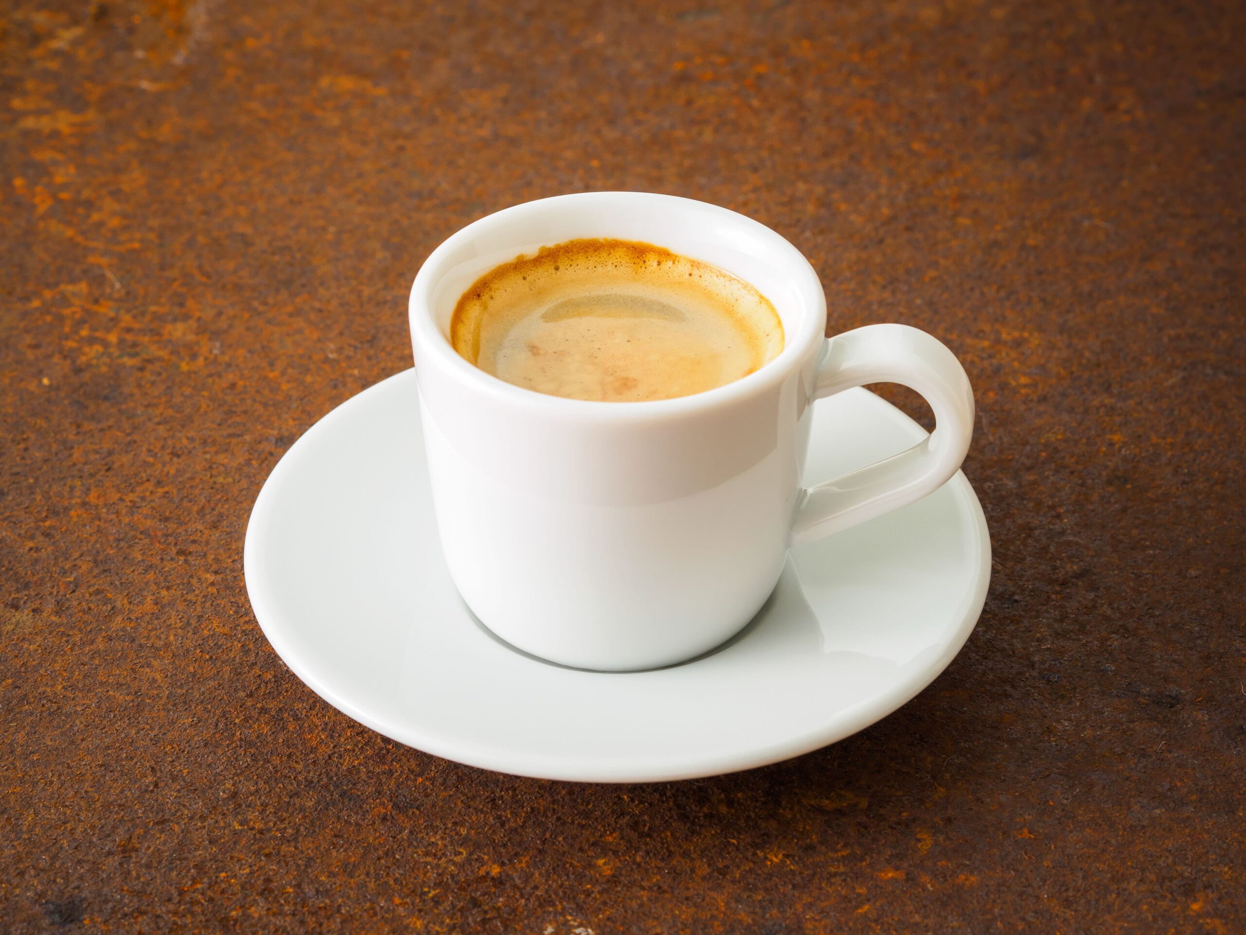 espresso w białej filiżance - jak zrobić idealną kawę